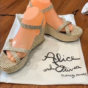 Alice+Olivia white and black wedges size 10